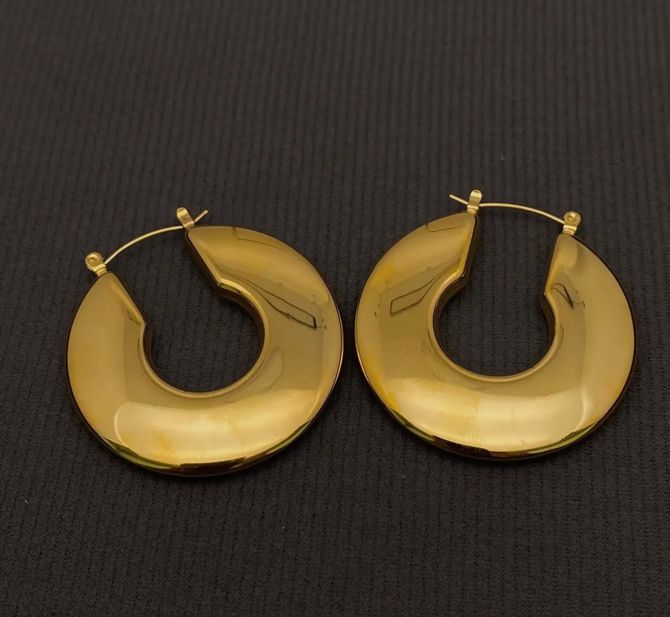 Bold Glow Sculpted Hoops – 18K Gold Plated
